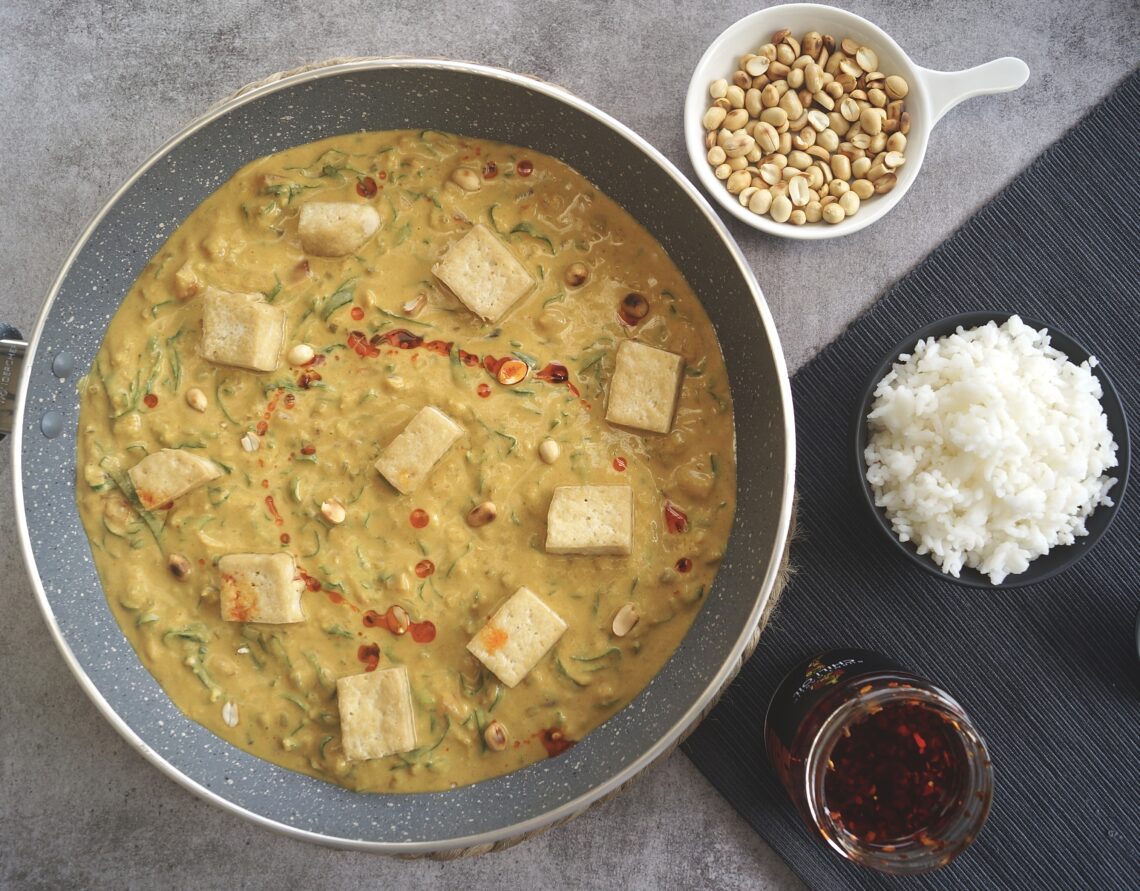 PEANUT BUTTER CURRY WITH TOFU AND SPINACH